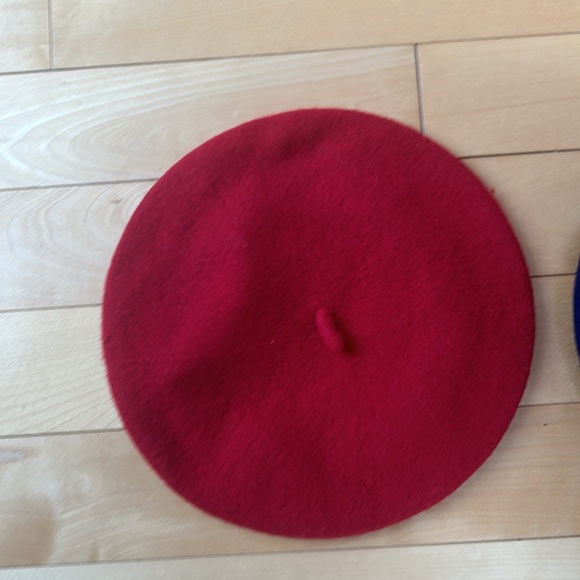 Cool red beret never worn ! - Picture 2 of 2